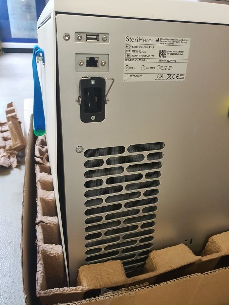 MELAG SteriHero Vet 23 S, S-Klasse Autoklav inkl. Halterung A Plus und drei Tabletts (42 x 19 cm), SN: 2025123VS1045, Eine Ecke ist eingedrückt.