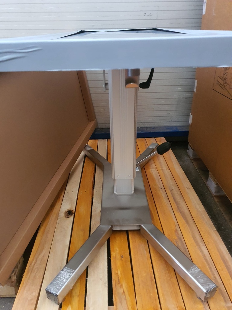 OP- und Behandlungstisch, CNS-Platte mit Kippvorrichtung / "X"-Unterbau