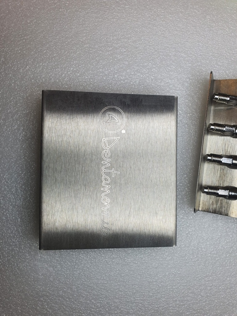 Dentanomic Periostelevator Set bestehend aus 4 Periostelevator Klingen (2, 4, 6 und 8 mm) + Sterilisationsbehälter - Der Artikel ist ohne Originalverpackung