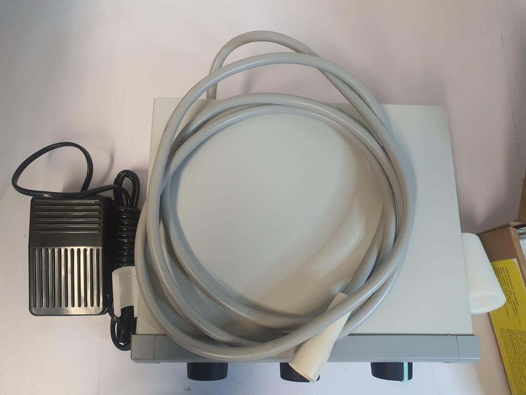 Kombigerät Dental, Ultraschall- und Zahnbohr-Polier-Einheit Eicksonic Plus, SN: 20243-270 - Das Gerät ist neu, hat jedoch leichte Kratzer am Ladegerät.