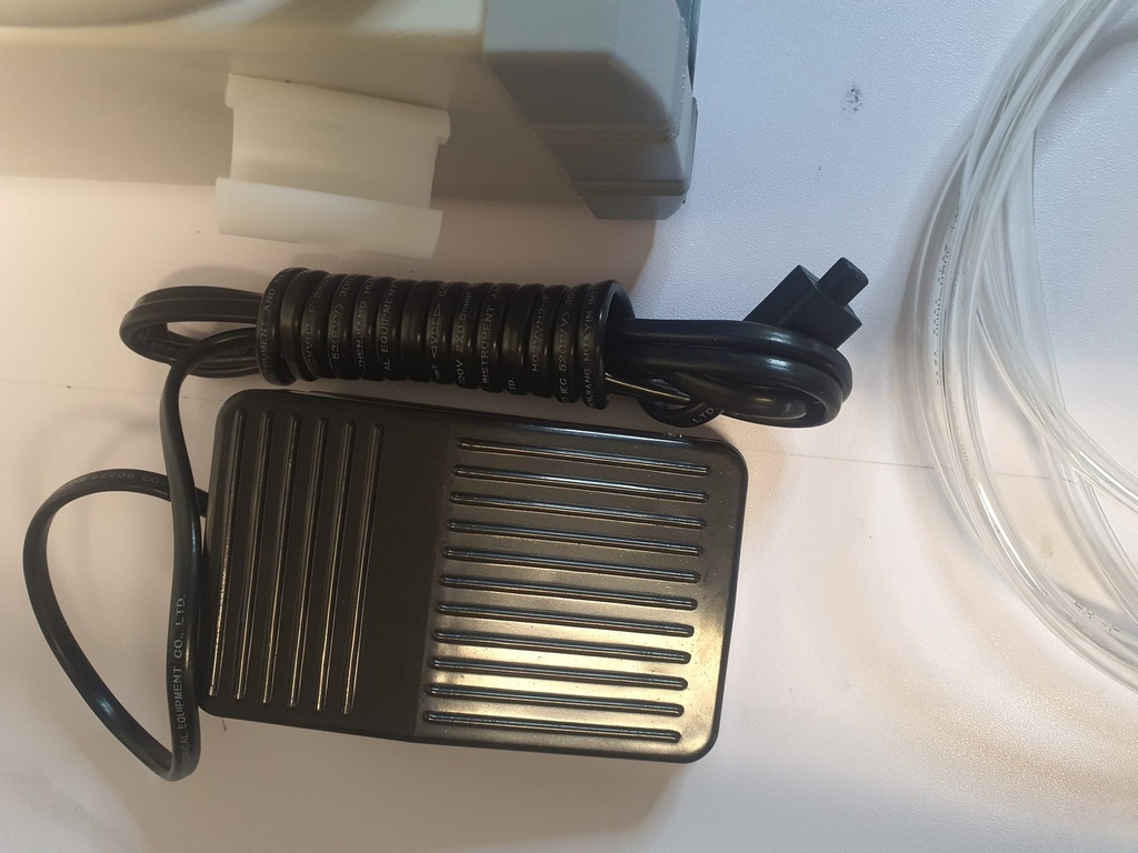 Kombigerät Dental, Ultraschall- und Zahnbohr-Polier-Einheit Eicksonic Plus, SN: 20243-270 - Das Gerät ist neu, hat jedoch leichte Kratzer am Ladegerät.