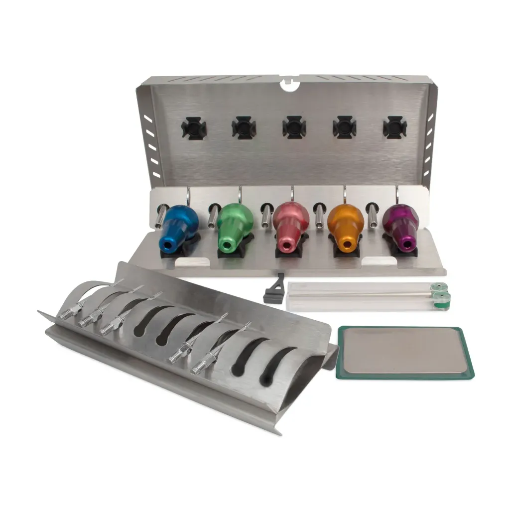 DENTANOMIC Feline Set – Gold (Standard), amely 5 standard nyélből (lila, narancssárga, zöld, kék és rózsaszín) + 2 mm-es és 3 mm-es elevátor pengéből + 1,5 mm-es, 2 mm-es és 3 mm-es luxátor pengéből + tárolóállványból + élezőkészletből + sterilizáló konténerből áll